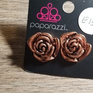 Flower post earrings